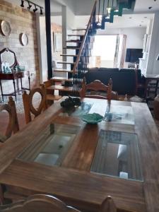 ein Esstisch mit einer Glasplatte darauf in der Unterkunft Els Vents primera línea playa Puçol in Playa de Mar