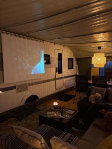 Przyczepa Coco Camp z klimatyzacją w Molo Surf的休息区