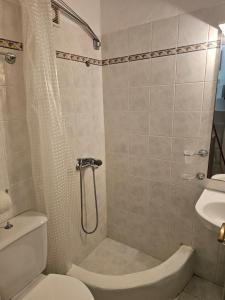 Et badeværelse på Mykonos Heritage Apartment #3 + 21 billeder