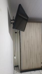 une télévision suspendue au plafond d'une pièce dans l'établissement My Yellow House aconchego, à Campos do Jordão 8 autres photos