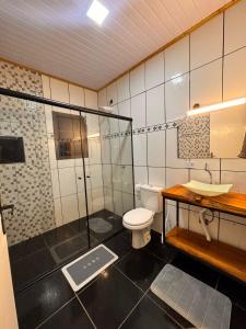 une salle de bain avec toilettes, douche et lavabo dans l'établissement My Yellow House aconchego, à Campos do Jordão