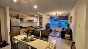 a kitchen and living room with a table and a dining room at Departamento Corporativo IV Las Rastras ' San Miguel - RENTCOVAC - Factura Inmediata in Talca