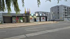a store on the corner of a city street at Departamento Corporativo IV Las Rastras ' San Miguel - RENTCOVAC - Factura Inmediata in Talca