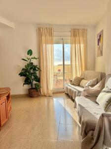 Ruang duduk di Terrace with Stunning View 5 Min to Beach