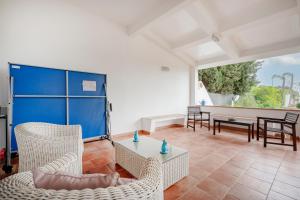 Ruang duduk di GuestHost - Villa near the Sea with Garden & Parking +15 gambar