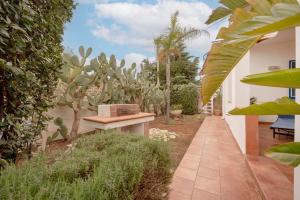 Taman di luar GuestHost - Villa near the Sea with Garden & Parking