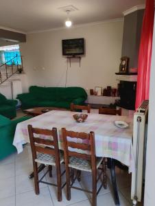 Gallery image of family in Karditsa