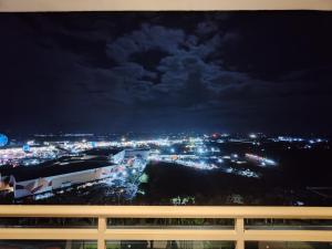 Linna San Fernando üldine vaade või majutusasutusest Casa De Fe Staycation- Azure North Pampanga pildistatud vaade +3 fotot