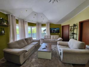 Χώρος καθιστικού στο Villa Amy