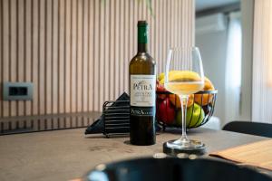 een fles wijn zittend op een tafel met een glas bij Zen Apartments By The Sea in Kos-stad
