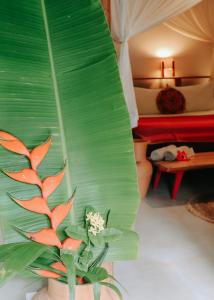 a bedroom with a bed and a plant in a vase at Na Villa dos Algodões in Marau