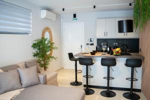een woonkamer met een bank en een keuken bij Zen Apartments By The Sea in Kos-stad