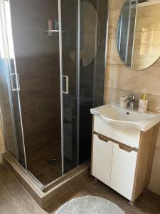 A bathroom at Apartments Bogdanović
