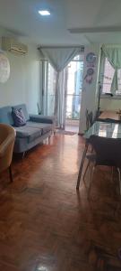 科尔多瓦Dpto Nueva Cordoba frente Palacio Ferreyra a 100mt Consulado España的带沙发和桌子的客厅