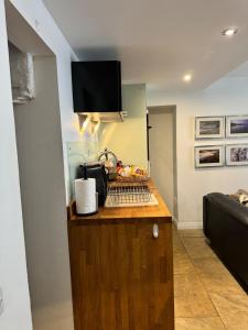 Kuchyň nebo kuchyňský kout v ubytování Pebbles Cottage