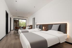 Giường trong phòng chung tại Hidden Spring Villa Hua Shan Near Yuquan Temple