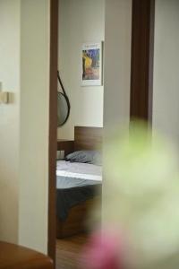 - Vistas a un dormitorio con cama a través de una puerta en Le Jardin Homestay - 2BR Apt with stunning sea view, en Ha Long