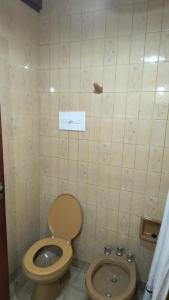 een badkamer met een toilet en een bidet bij Casa Quinta Pichi Ruca in Coronel Suárez +8 foto's