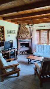 een woonkamer met een bank en een open haard bij Casa Quinta Pichi Ruca in Coronel Suárez