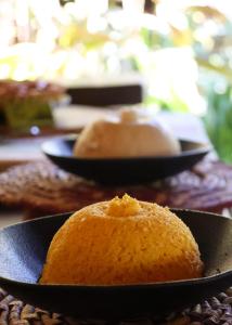 a table with three black plates of food at Na Villa dos Algodões in Marau