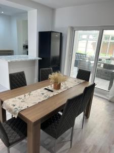 Nhà bếp/bếp nhỏ tại 3 bedroom Home in chesterfield with front and back gardens