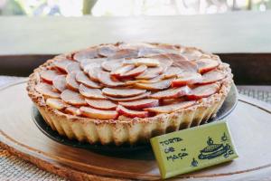 a strawberry pie sitting on a plate on a table at Na Villa dos Algodões in Marau