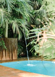 a fountain on top of a blue pool at Na Villa dos Algodões in Marau
