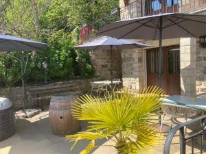Patio nebo venkovní prostory v ubytování Aux Vieux Arceaux