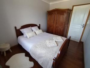 a bedroom with a large bed with a wooden headboard at Le clos de bourdeilles chambre 3 avec wifi in Brantome en Perigord
