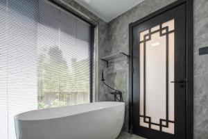 Phòng tắm tại Hidden Spring Villa Hua Shan Near Yuquan Temple