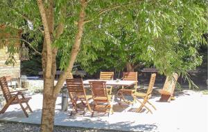 Κήπος έξω από το Cozy Home In Roquemaure