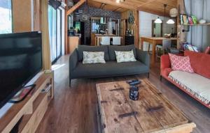 Μια τηλεόραση ή/και κέντρο ψυχαγωγίας στο Cozy Home In Roquemaure