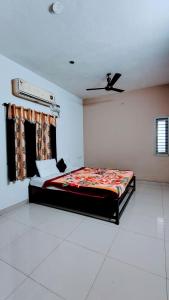 Voodi või voodid majutusasutuse Naadi Nest - 2 Bed Room Service Apartment toas