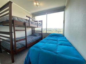 维纳德马Comodo Depto con hermosa vista的一间卧室，有两张双层床和一扇窗户