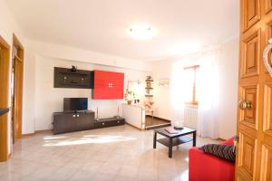 un soggiorno con armadi rossi e un divano rosso di Abbadia 14 a Osimo