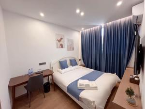 A bed or beds in a room at 蓬莱楠舍清和民宿 蓬莱阁海水浴场店