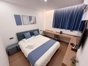 A bed or beds in a room at 蓬莱楠舍清和民宿 蓬莱阁海水浴场店