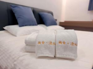 A bed or beds in a room at 蓬莱楠舍清和民宿 蓬莱阁海水浴场店