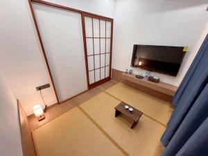 A television and/or entertainment centre at 蓬莱楠舍清和民宿 蓬莱阁海水浴场店
