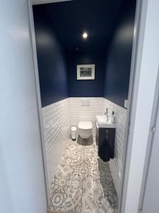 Ένα μπάνιο στο Studio tout confort climatisé avec jardinet, en centre bourg, proche plage, mer, La Rochelle et Chatelaillon