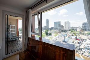 ブラチスラヴァにあるKlingerka with View and Free Parkingの市街の景色を望む大きな窓付きのバルコニー