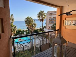 balcón con vistas al océano y a las palmeras en a 2 minutes de la plage vue mer et piscine, en Cannes