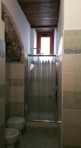 TortorellaにあるLa Posada De Juan y Marisolのバスルーム(シャワー、トイレ付)