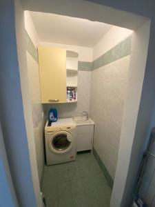 a small bathroom with a washing machine in it at Bilocale comfort nel centro storico in Livorno