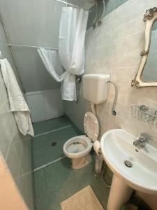 a small bathroom with a toilet and a sink at Bilocale comfort nel centro storico in Livorno