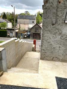 un muro di contenimento in cemento con una rampa in un cortile di Comme à la maison, en Normandie a Gruchet-le-Valasse