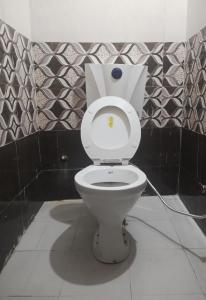 bagno con servizi igienici bianchi in camera di Jai Nagraja Hotel & Restaurant, Yamnotri a Kharsālī