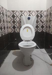 bagno con servizi igienici e coperchio di Jai Nagraja Hotel & Restaurant, Yamnotri a Kharsālī