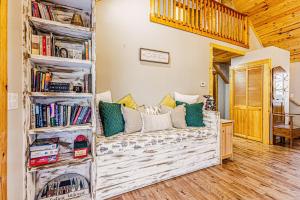 Afbeelding uit fotogalerij van Whispering Pines Cabin in Whittier