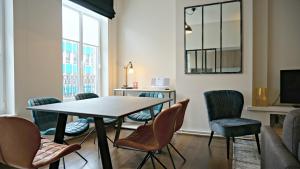 comedor con mesa y sillas en Little Suite - Alix, en Lille